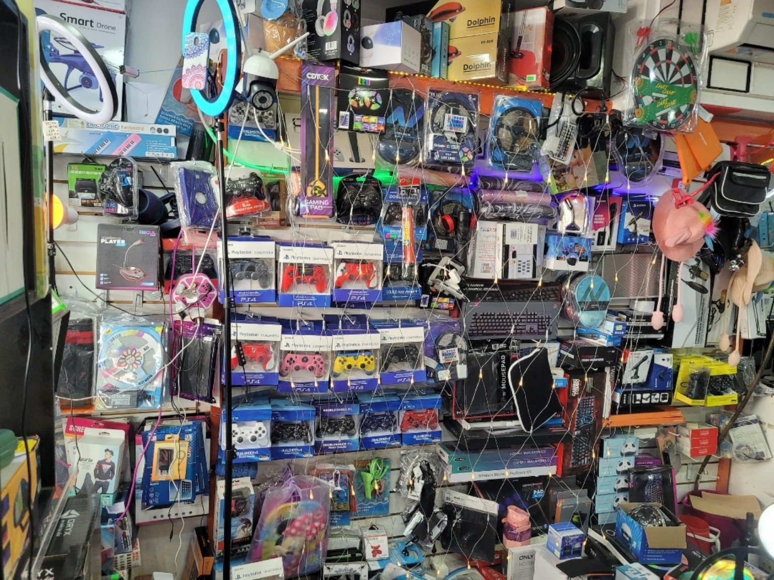 Interior de TrinityAcc con accesorios y productos de tecnología