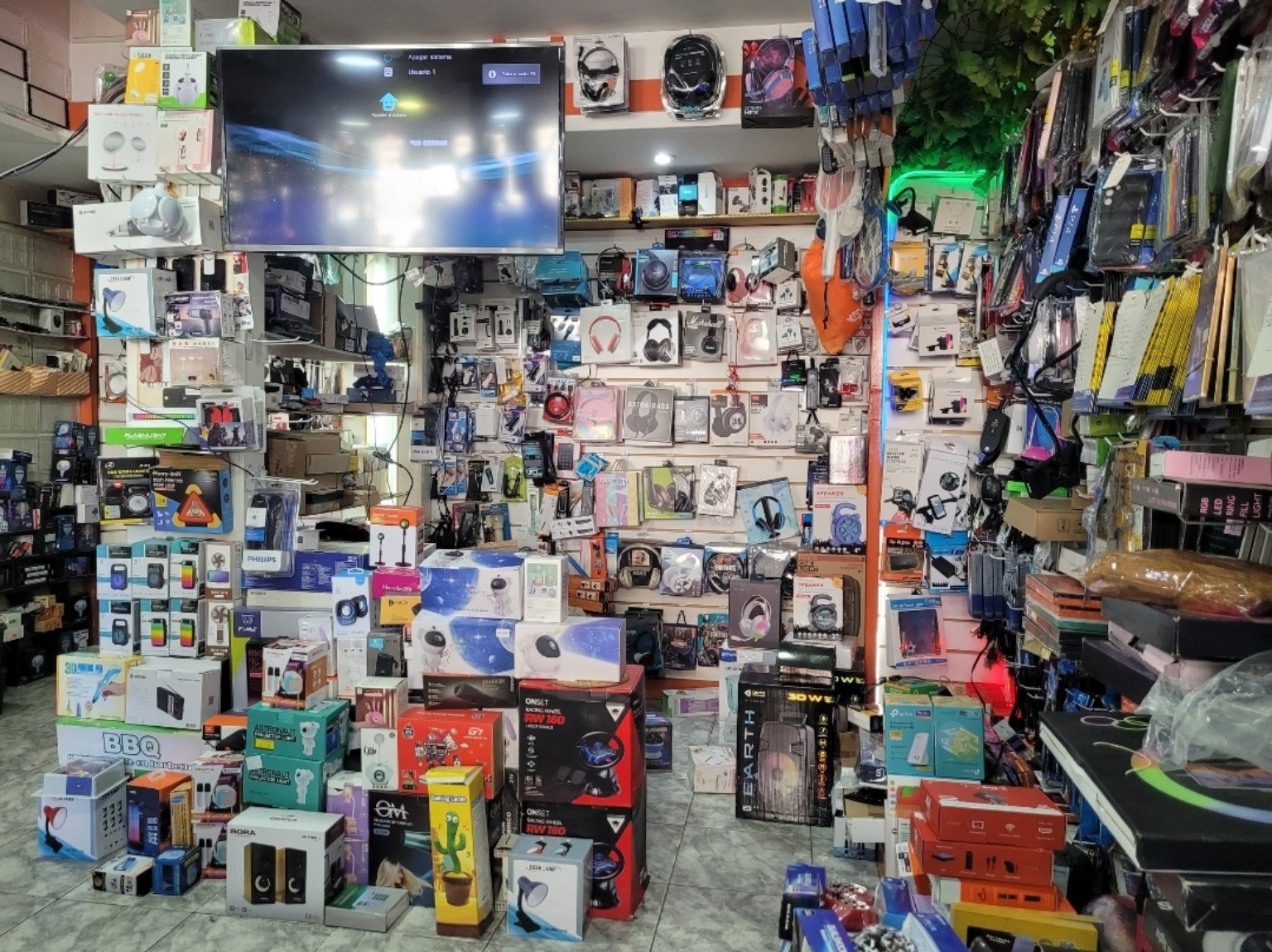 Interior del local TrinityAcc con variedad de productos